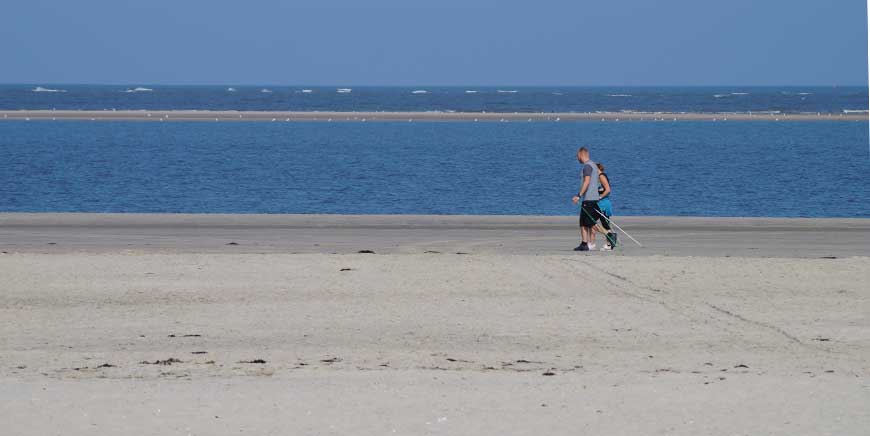 Nordic Walking mit Stoecken an der Nordsee