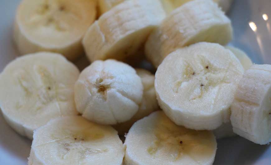 Banane geschaelt und in Scheiben geschnitten
