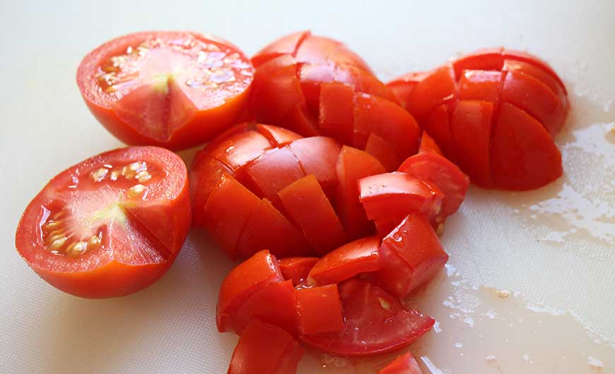 tomaten halbieren, strunk entfernen klein schneiden