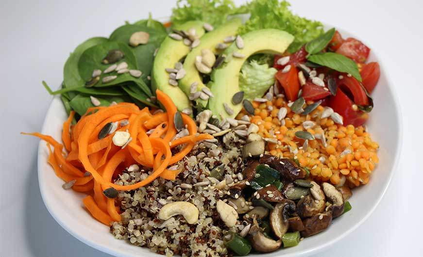 vegane bowl mit Quinoa, Pilzen, Linsen, Tomate, Avocado, Salat, Spinat, Nuesse