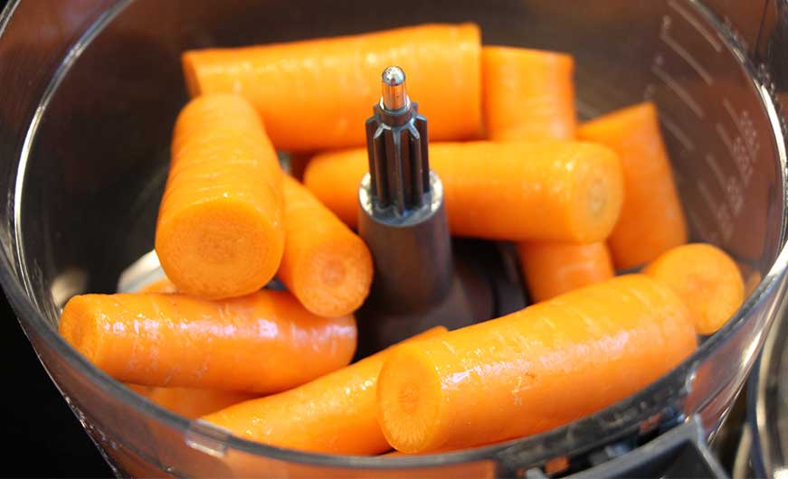 Karotten mit Schale in Mixer