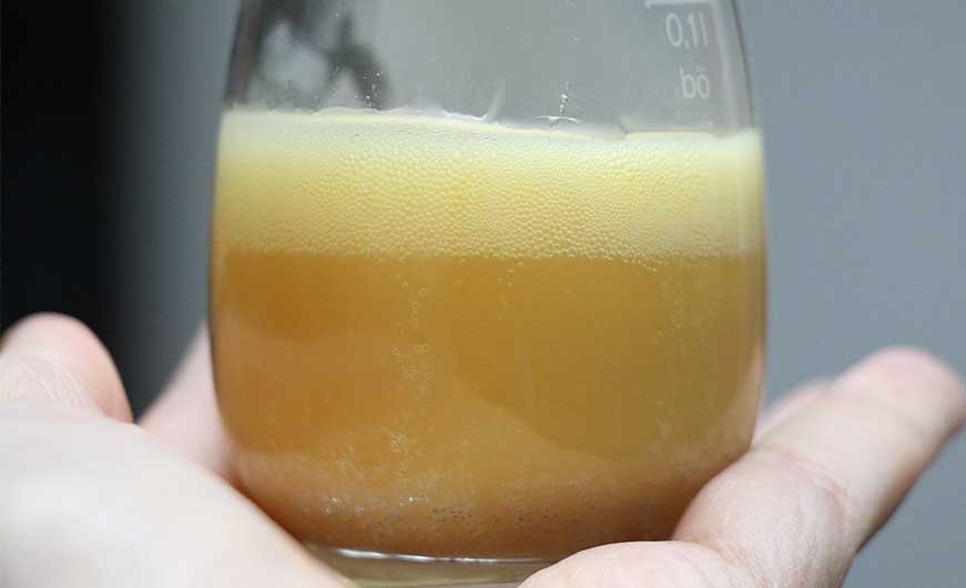 Glas mit flüssigem liposomalen vitamin c