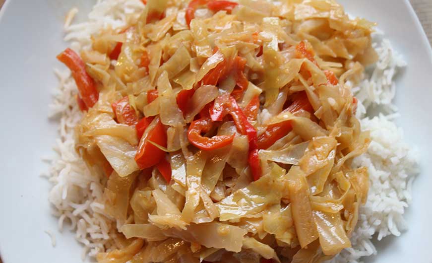 Weißkohl mit Paprika auf Reis als Beilage