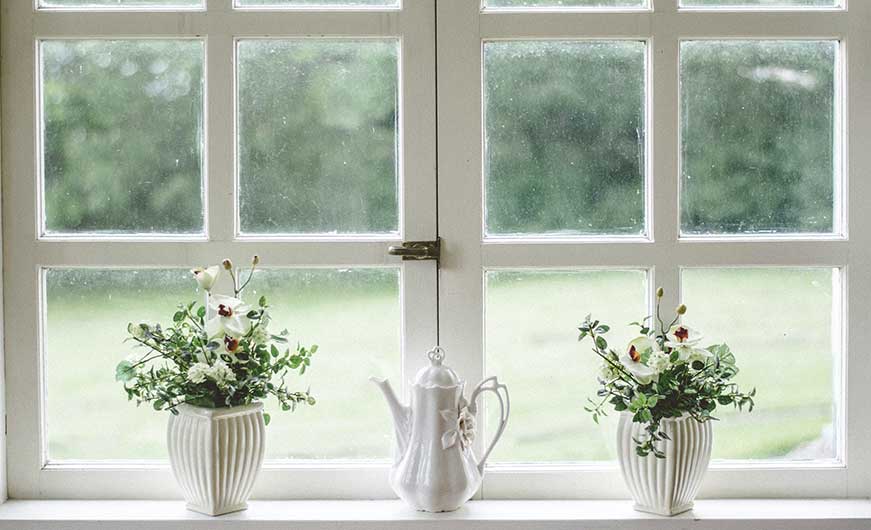 Fenster mit Blumendeko