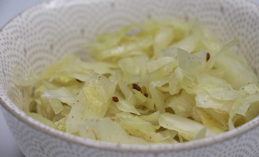Sauerkraut selbstgemacht in Schüssel