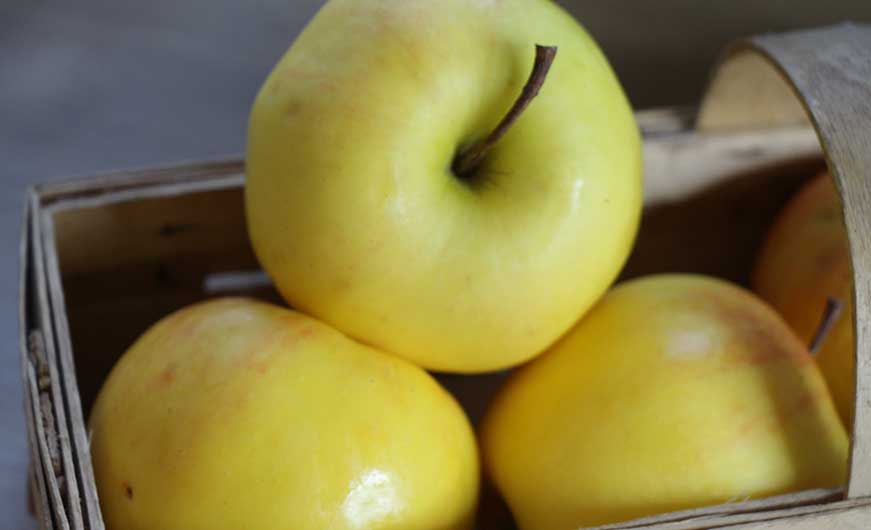 Äpfel in Körbchen
