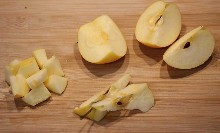 Apfel geschnitten, halbiert entkernt gewürfelt